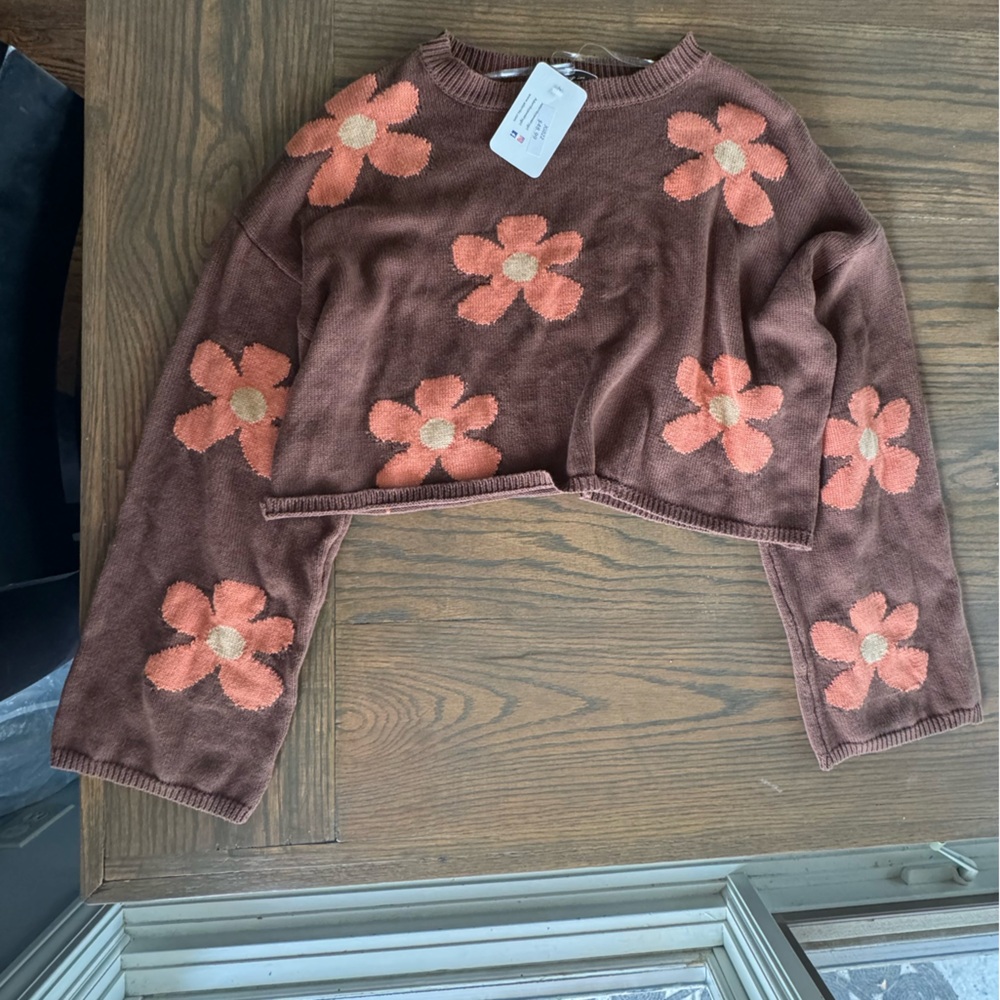 Cropped flowered sweater